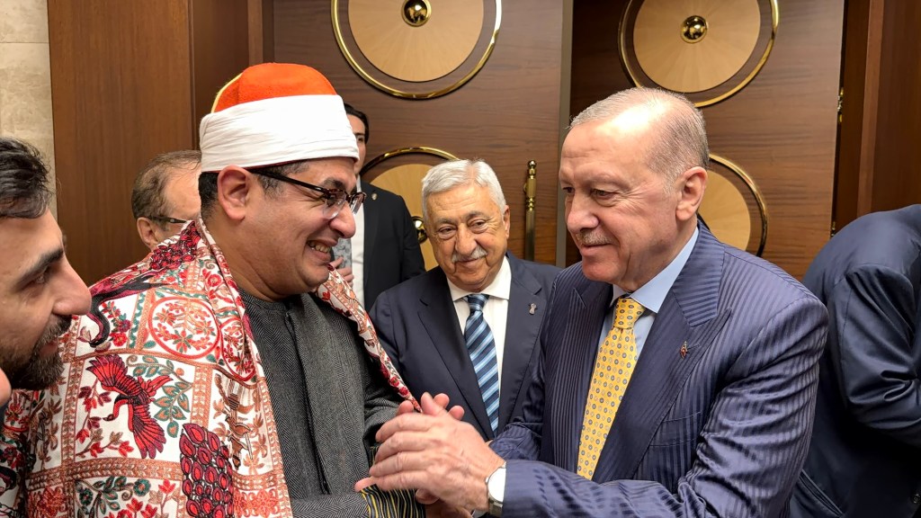 من هو الشيخ محمود الشحات أنور الذي أهداه أروغان ساعة بتوقيعه خلال حفل إفطار&nbsp;رئاسي؟