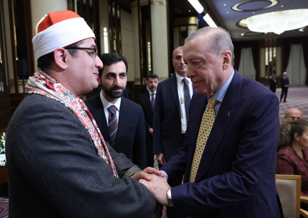 القارئ العالمي محمود الشحات أنور يلتقي الرئيس التركي ويهديه ساعة عليها&nbsp;توقيعه